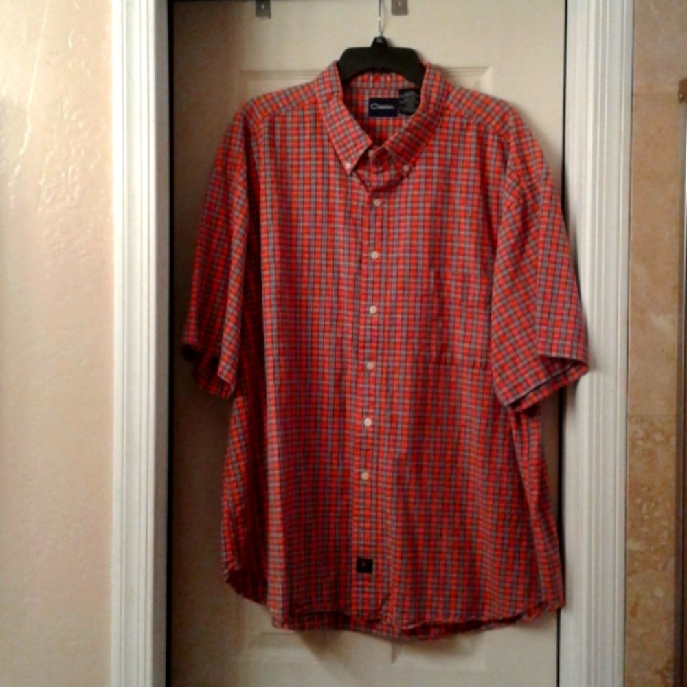 Men's short sleeve shirt.